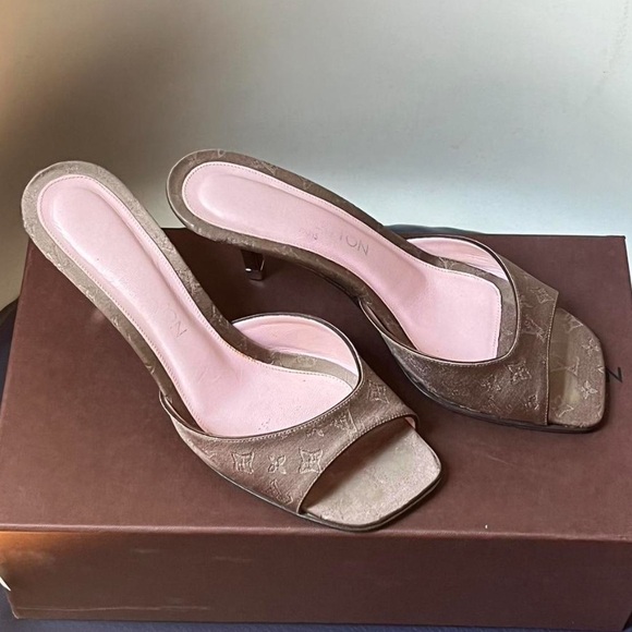 Vintage Louis Vuitton heels, Size EU 7.5 perfect for a U.S. 7! - Picture 4 of 4